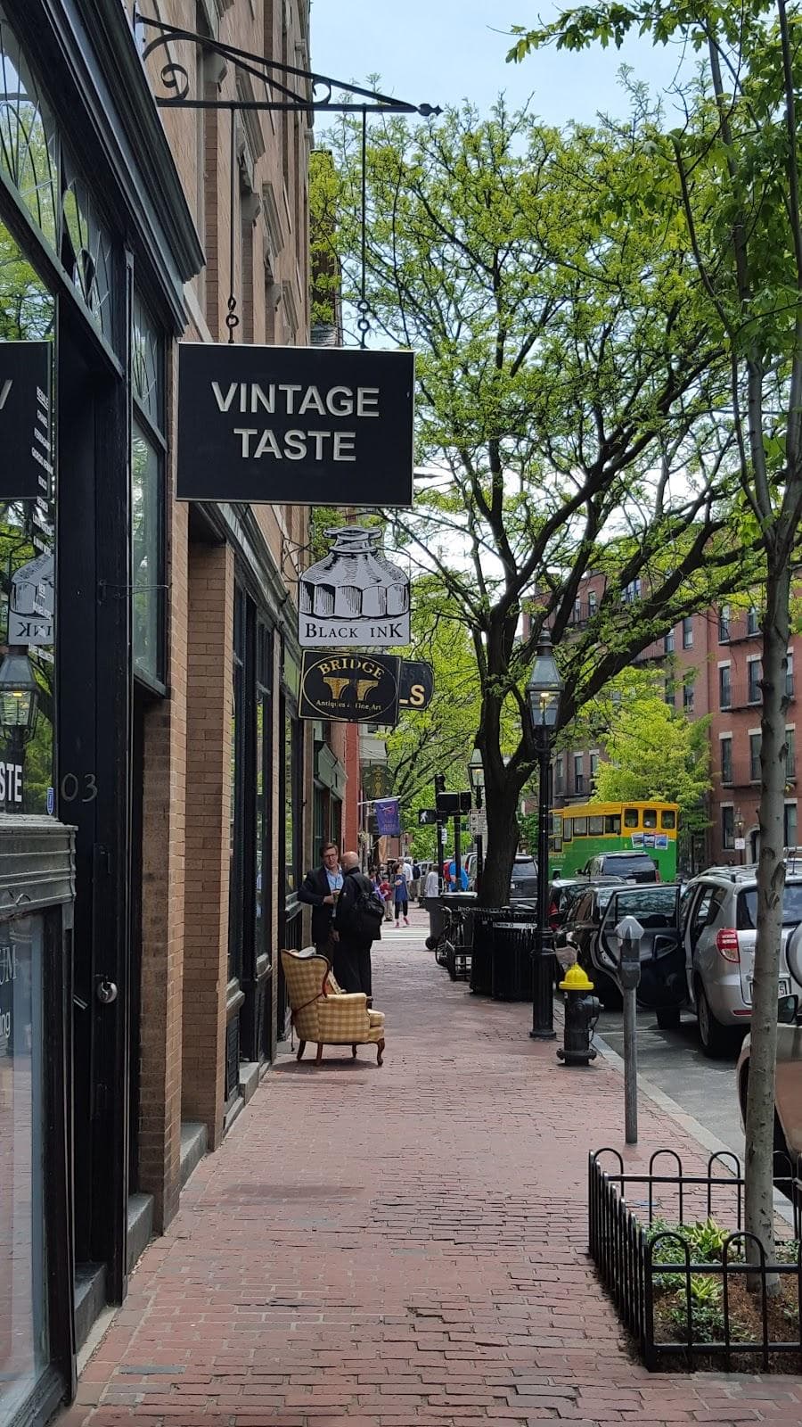 Vintage Taste - Women and Men's New and Modern High-end Consignment photo 1