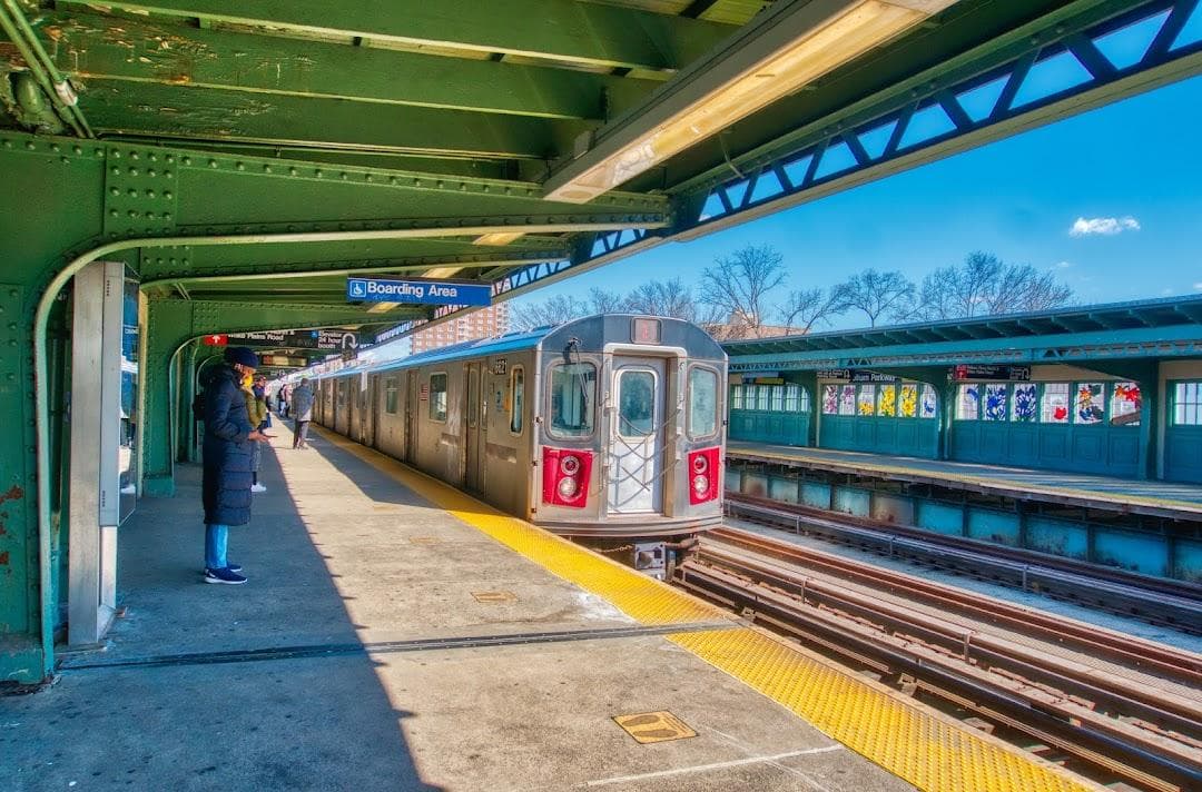Pelham Pkwy photo 6