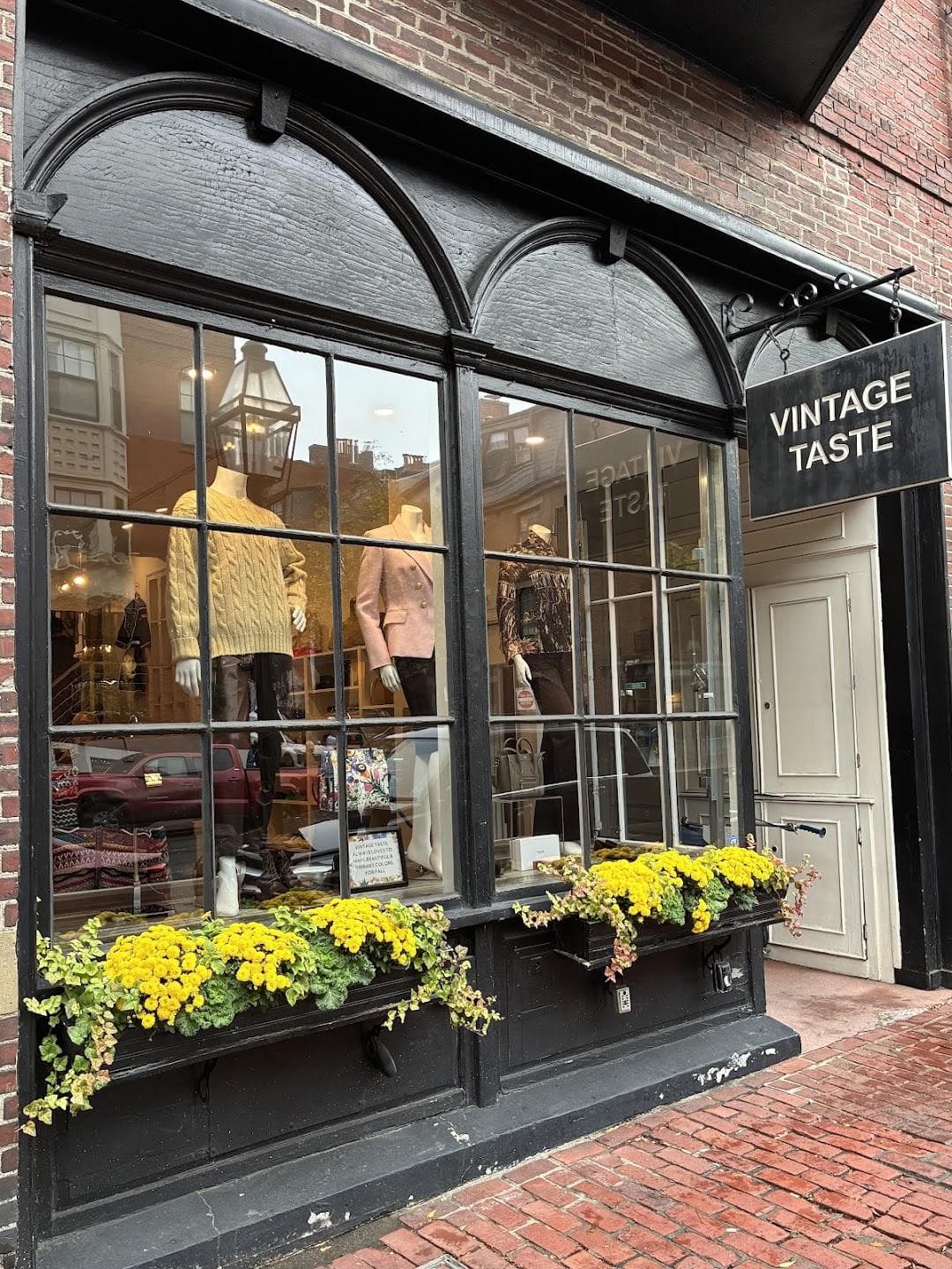 Vintage Taste - Women and Men's New and Modern High-end Consignment photo 5
