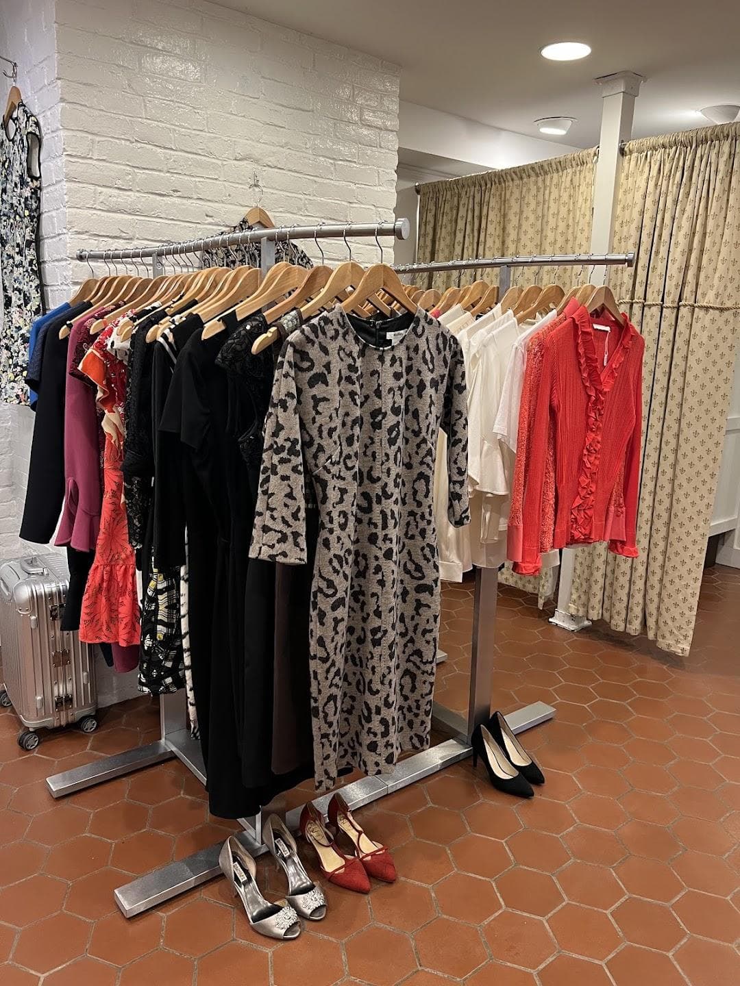 Vintage Taste - Women and Men's New and Modern High-end Consignment photo 3