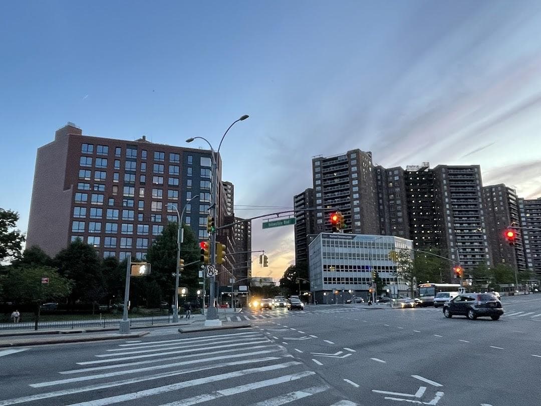 Queens Blvd/70 Av photo 4
