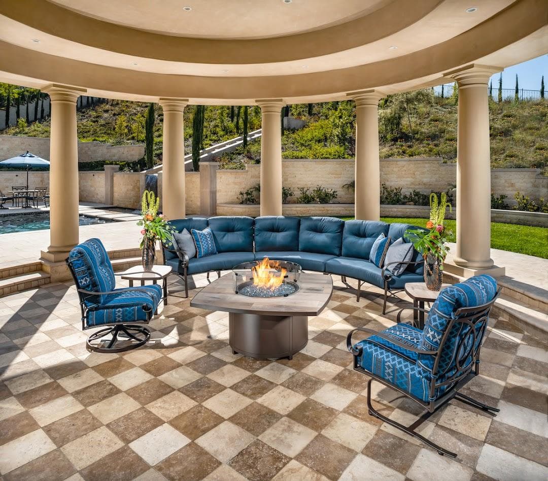 VIRIDIEN Patio + Fireplace photo 2