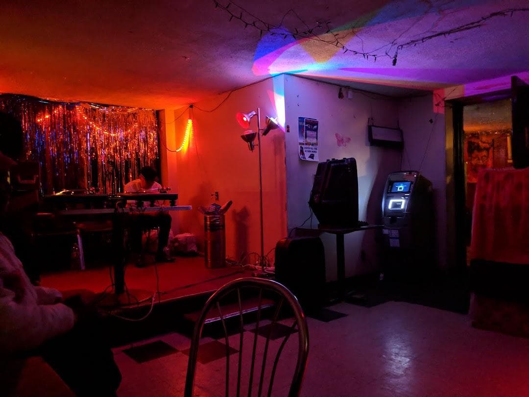 Tip-Top Bar & Grill photo 4