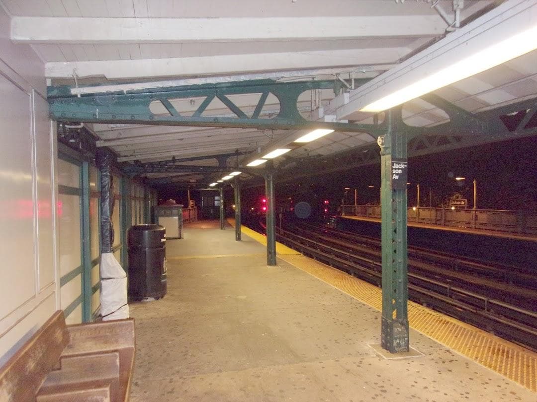 Jackson Av photo 3