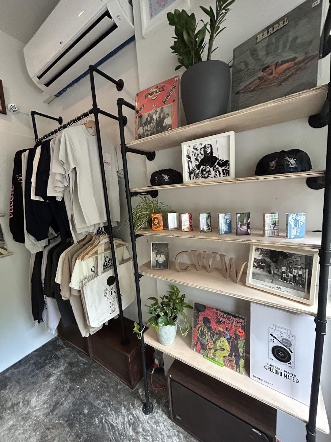 CWW RADIO SHOP photo 2