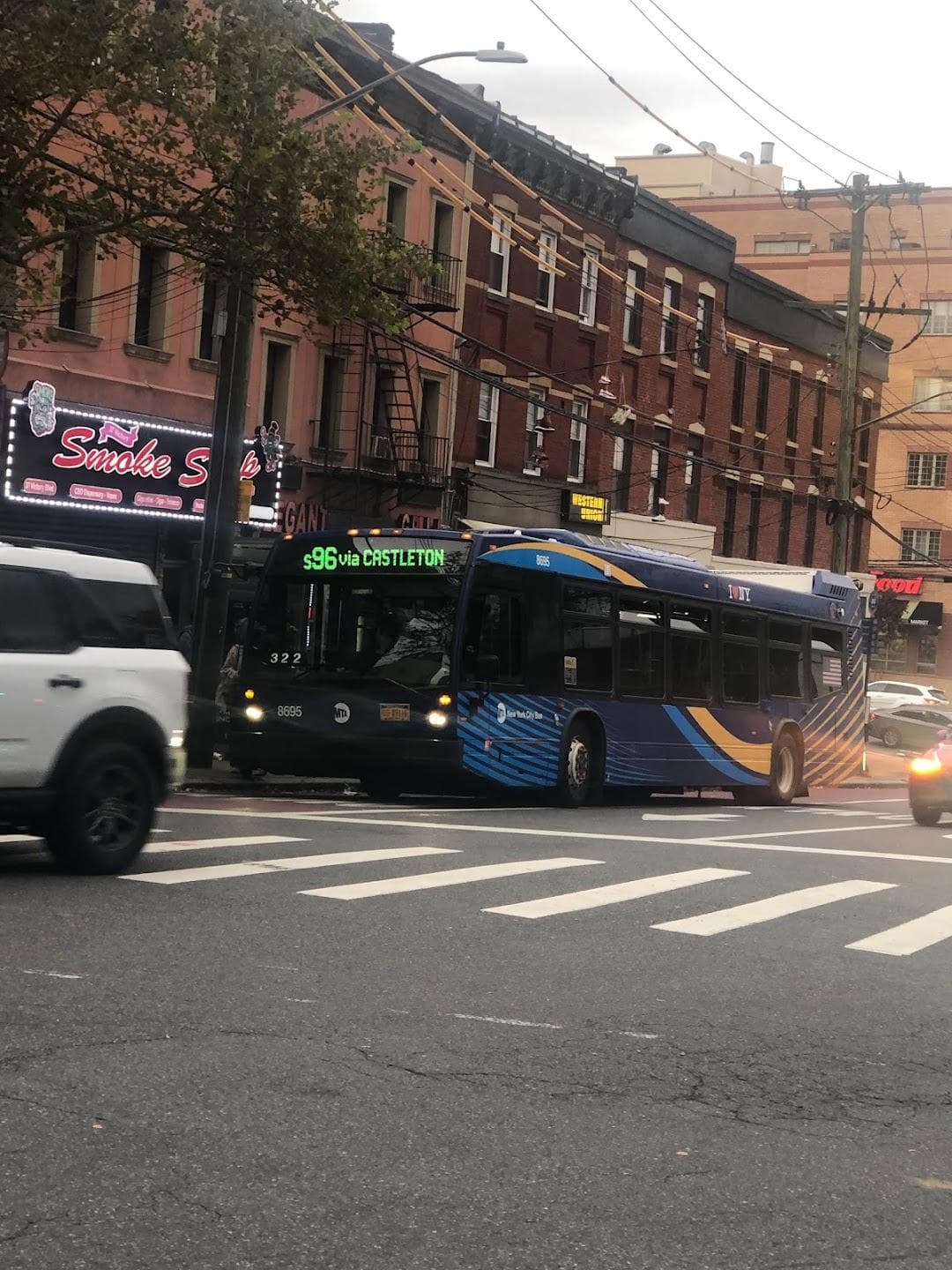 Victory Blvd/Bay St